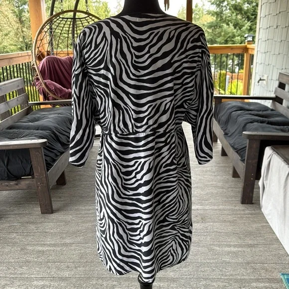Banana Republic | Deep V- Neck Zebra 🦓 Print Cover up - Picture 5 of 9